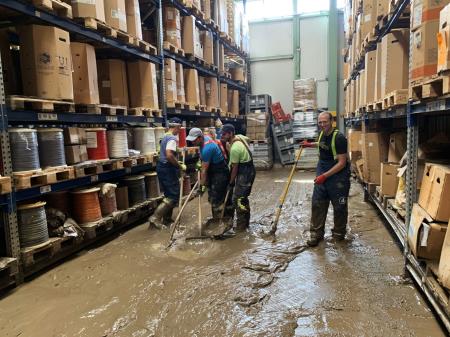 5 Gasilci odstranjujejo mulj iz skladišča na Koroškem